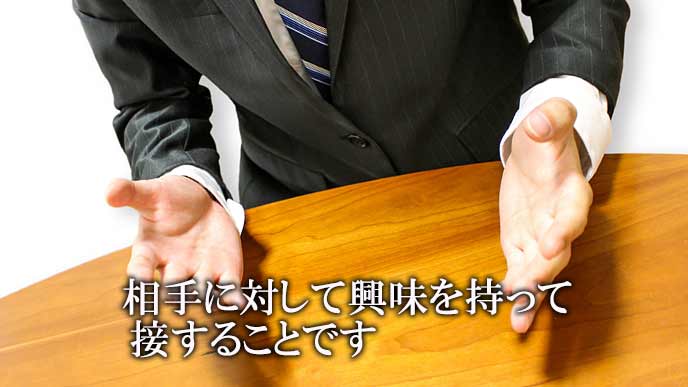 両手を広げて傾聴の哲学を語る男性