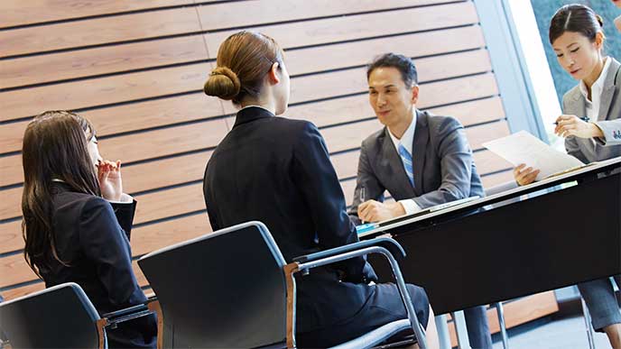 面接を受けてる女性たち