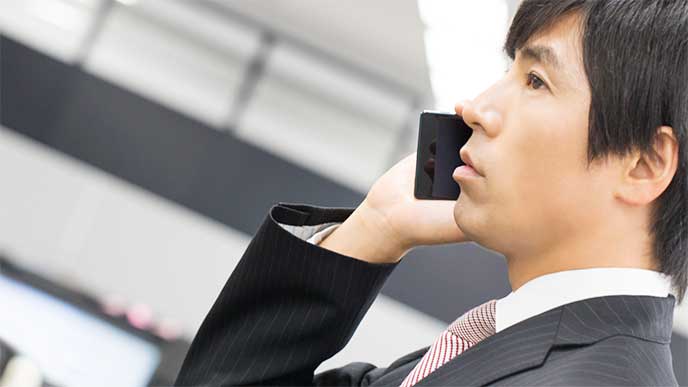 電話で不採用になった理由を教えてもらい落ち込んでいる男性