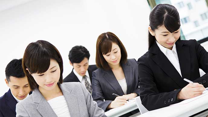 就活で筆記試験を受けてる就活生たち