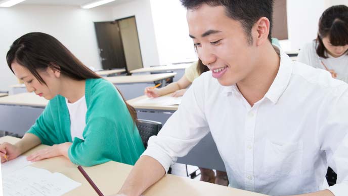 筆記試験をする就活生
