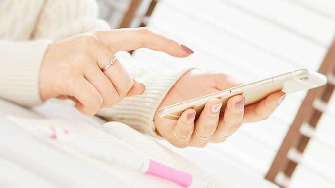 スマホに就活日記をつけてる女性