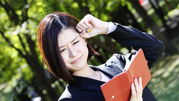 面接で失敗したことを思い出しながらノートにまとめてる女性