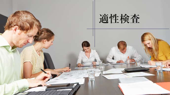 筆記試験をうけている男性と女性