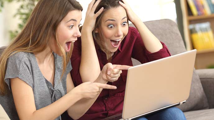 WEBテストをする女性二人