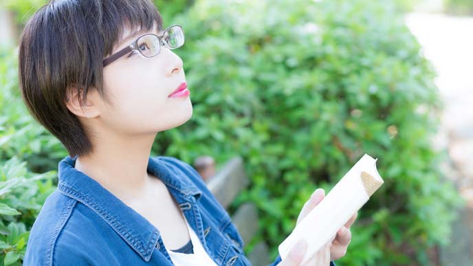 本を読みながらものおもいにふける女性