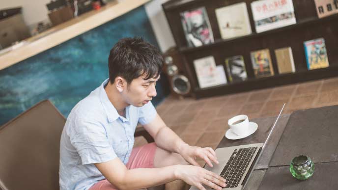 勉強をしている就活中の男性