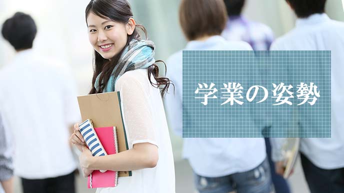 キャンパスで振り返る女子学生