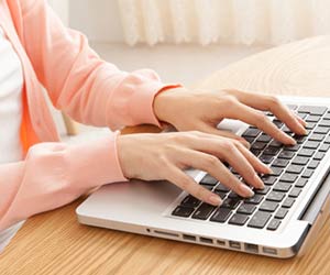ラップトップで勉強する女性