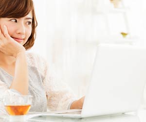 ラップトップに向かう女性