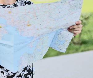 現地で地図を調べる男性