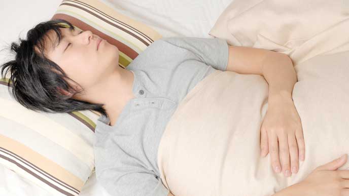 ぐっすり眠っている男性
