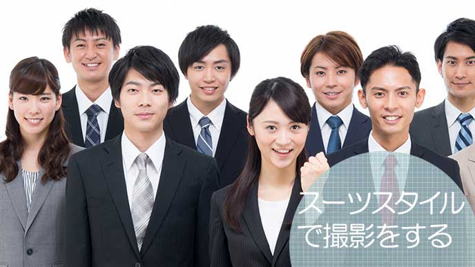 スーツ姿の男女