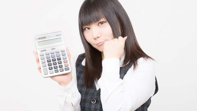 電卓を持ち計算をしている女性アルバイト