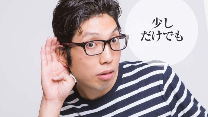 質問の解答をまっている男性アルバイト