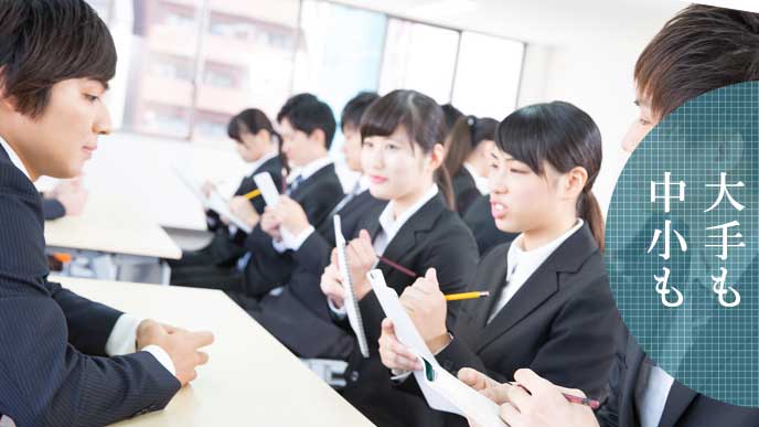 OB訪問で話を聞く就活学生