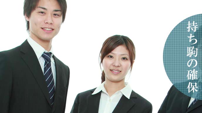 並んで立つ就活学生