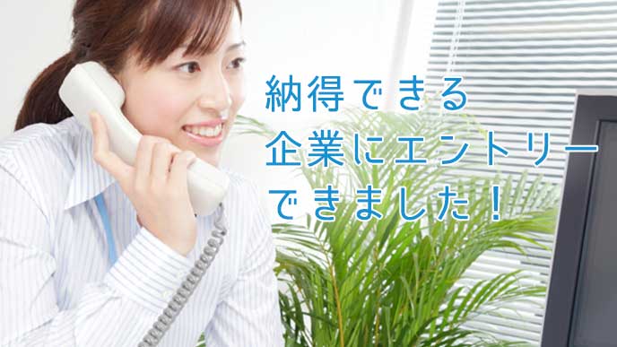 電話応対をしている女性社員