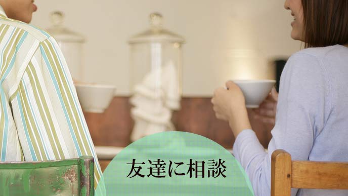 カフェで友達に相談する女性