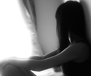 一人窓の外を見つめる女性