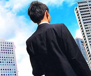 ビジネス街を就活する学生