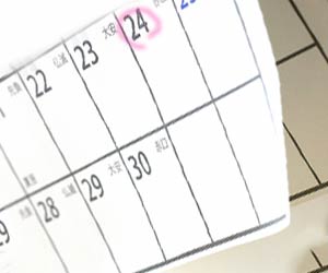 赤い印の付いたカレンダー