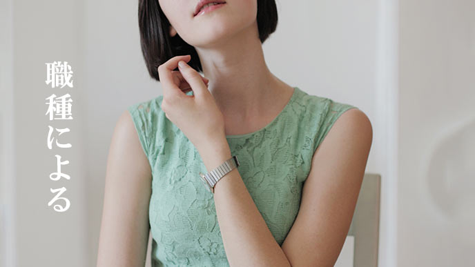 耳もとを髪で隠す女性