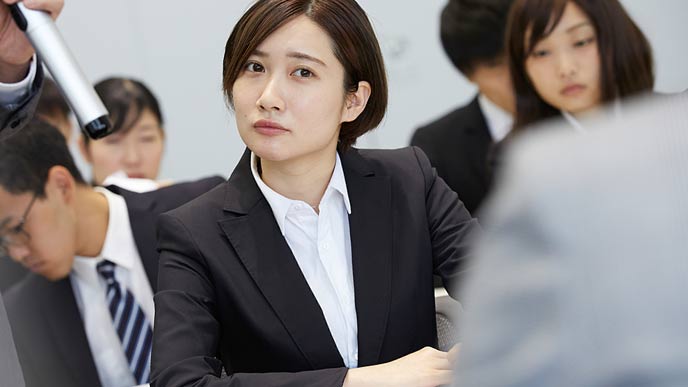 会社説明会に参加する女性