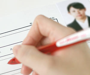 履歴書を書く女性の手