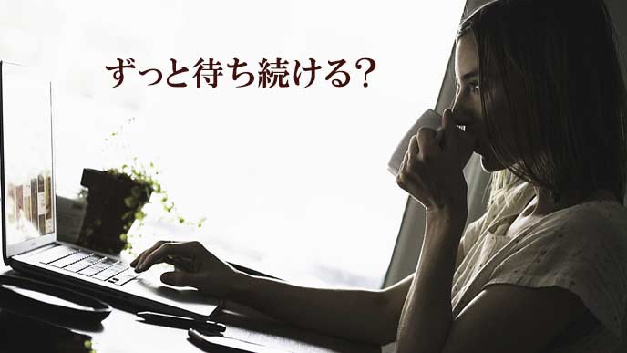 ラップトップの画面を見つめる女性