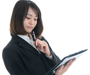 エントリーシートを確認する女子学生