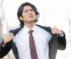 スーツを開きホットしている男性社員