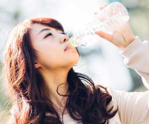 水を飲んでいるキャリアウーマン