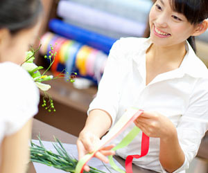 花束を作る店員