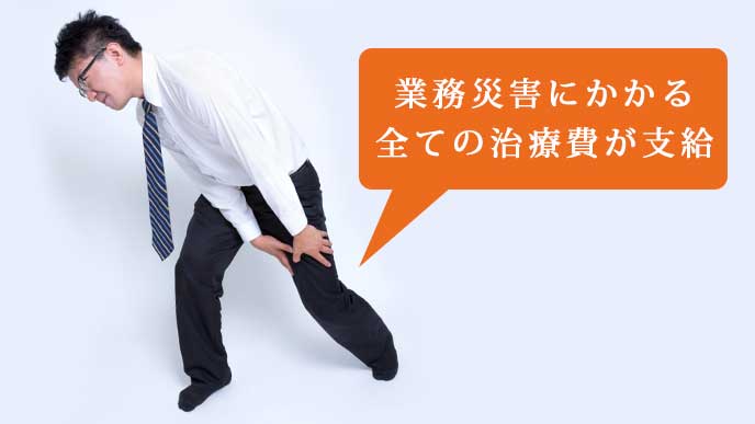 怪我をしたので足を押さえている会社員