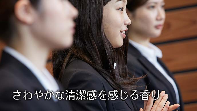 面接を受ける女子学生