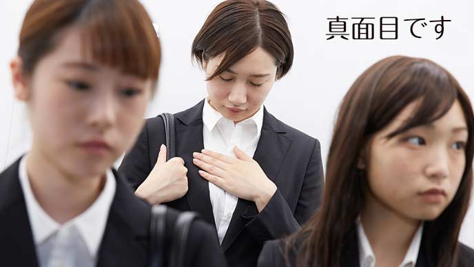 胸に手を当てる就活学生