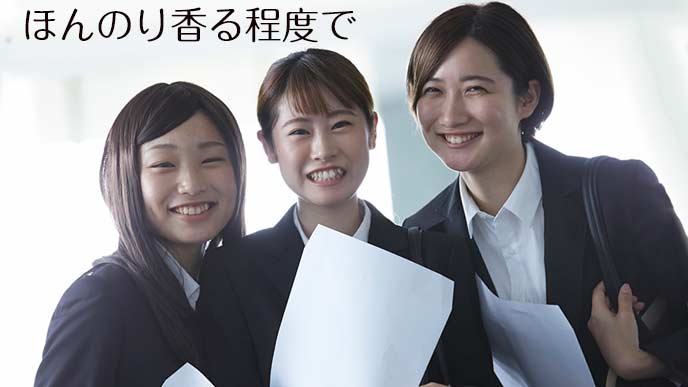 笑顔で並んで立つ就活中の女子学生