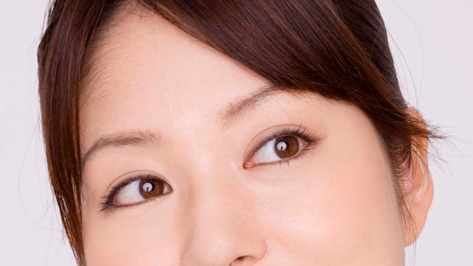 自然な眉毛の女性