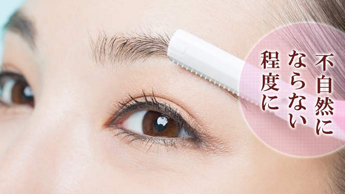 眉毛にブラッシングする女性