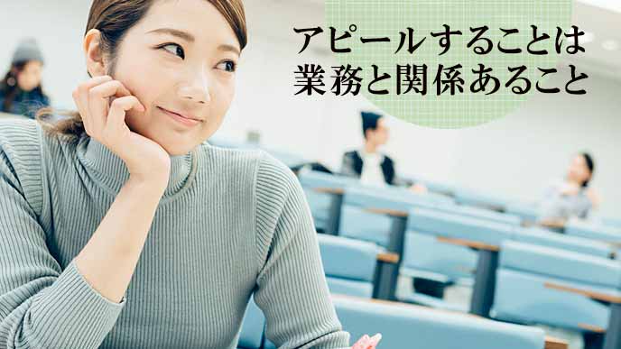 教室で休む女子学生