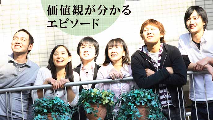 学生が並んで立つ