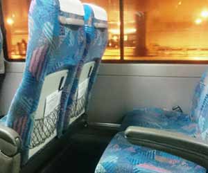夜間走行のバス車内