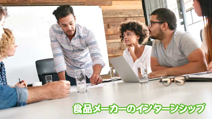 会議室でグループワークをしているスタッフ