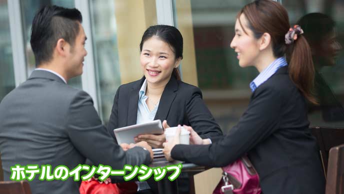 外でグループワークをしている学生とスタッフ