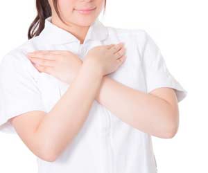 手を胸にかざしている看護師