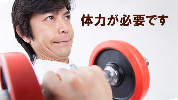 バーベルを持ち上げるビジネスマン