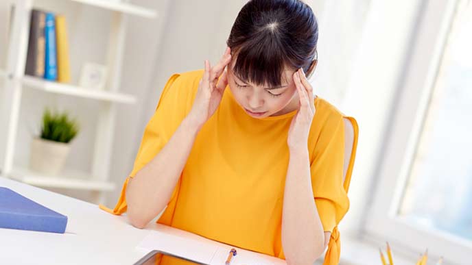 エントリーシートを前に考える女性