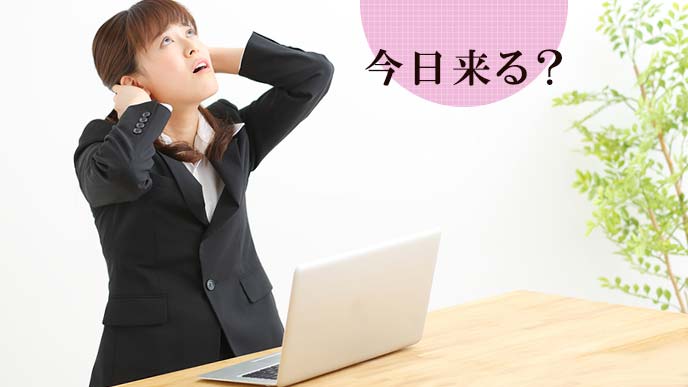 メールを待つ女子学生