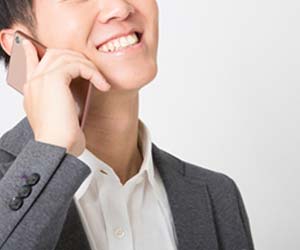 電話連絡する男性